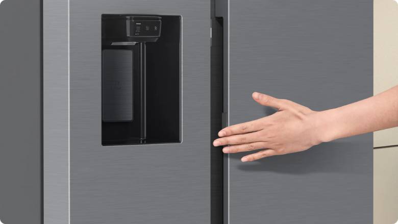 Tủ lạnh Samsung Inverter 634 lít Side By Side RS80F65J2BSV - mở cửa với 1 chạm